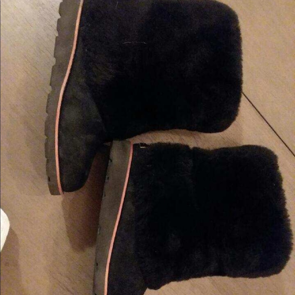 Women’s UGG Maylin boots, excellent con